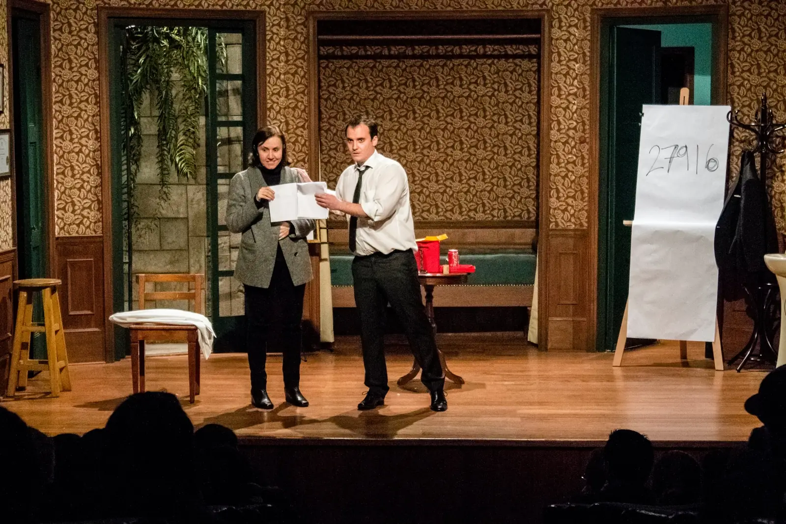 Jack Reimon en el escenario con una espectadora durante un experimento de mentalismo
