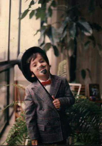 Jack Reimon de niño, disfrazado de mago con sombrero y bigote pintado