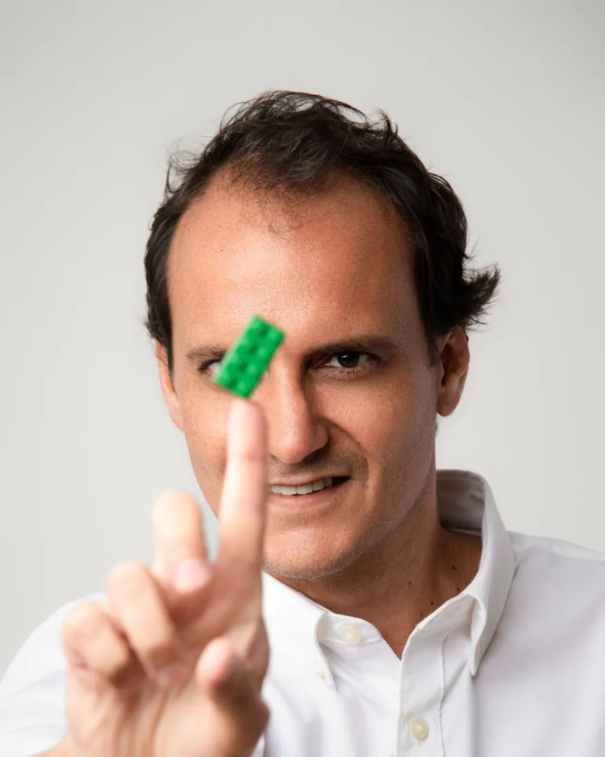 Jack Reimon con una pieza de LEGO frente al rostro