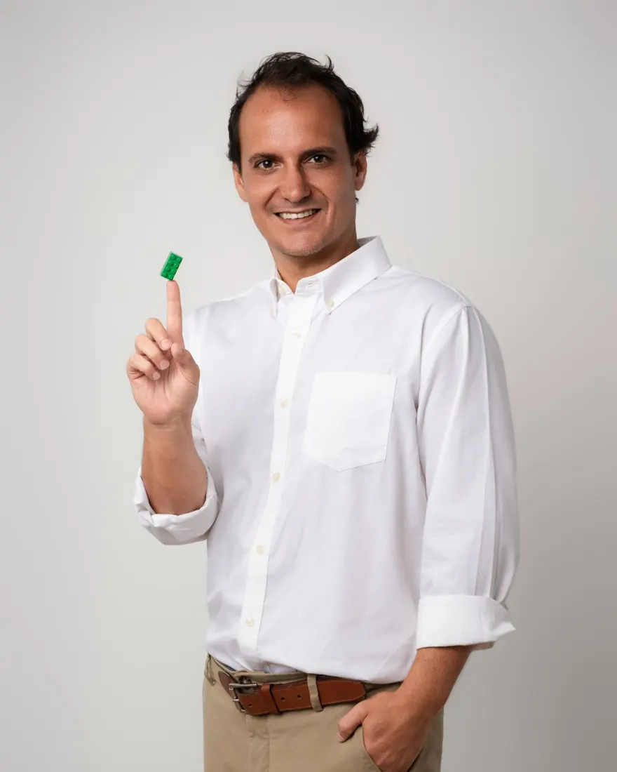 Jack Reimon sosteniendo una pieza de LEGO