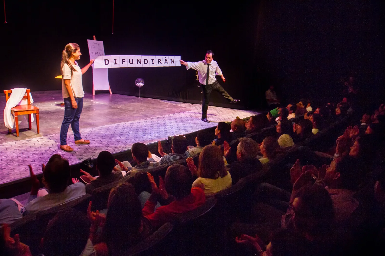 Jack Reimon con una voluntaria del público en escena