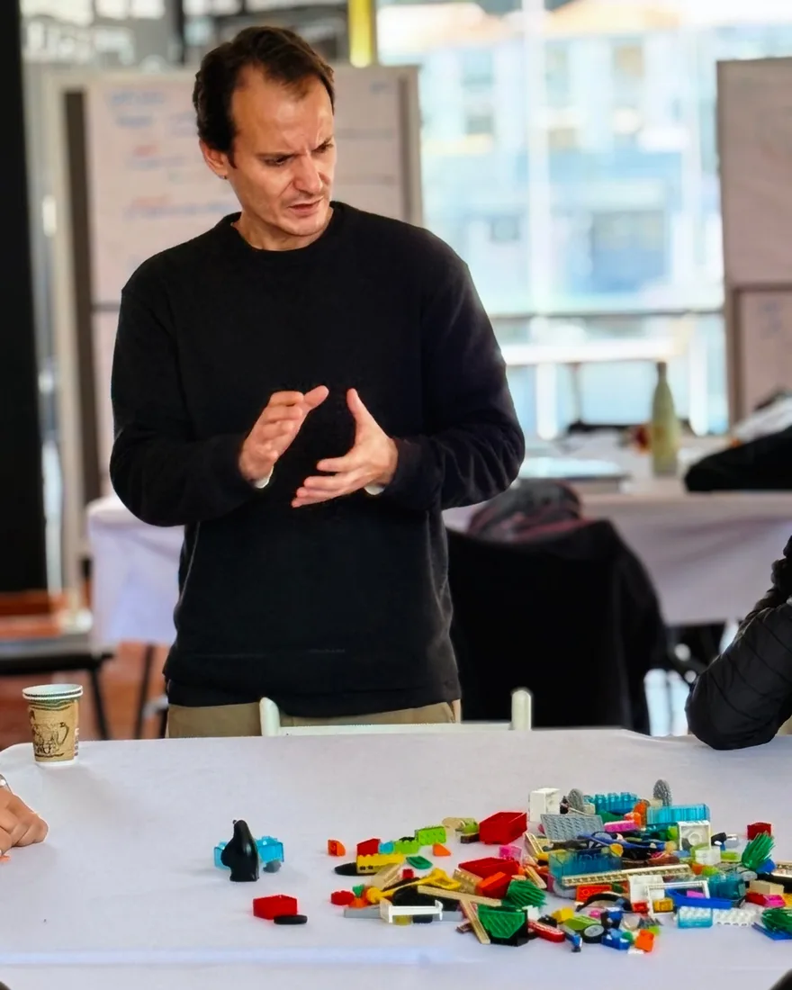 Jack Reimon facilitando un taller de LEGO® SERIOUS PLAY®